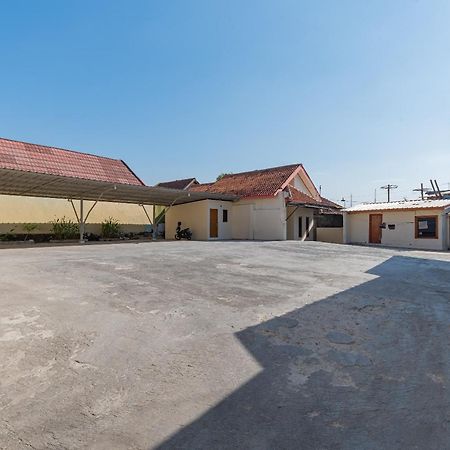 Hotel RedDoorz near Pasar Pagi Cirebon 2 Zewnętrze zdjęcie