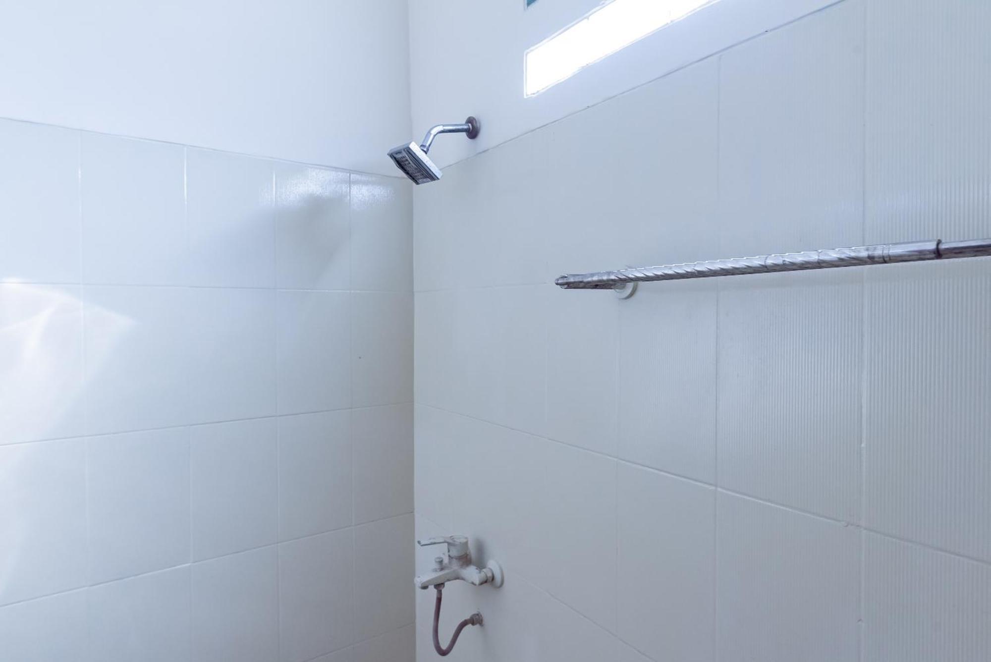 Hotel RedDoorz near Pasar Pagi Cirebon 2 Zewnętrze zdjęcie
