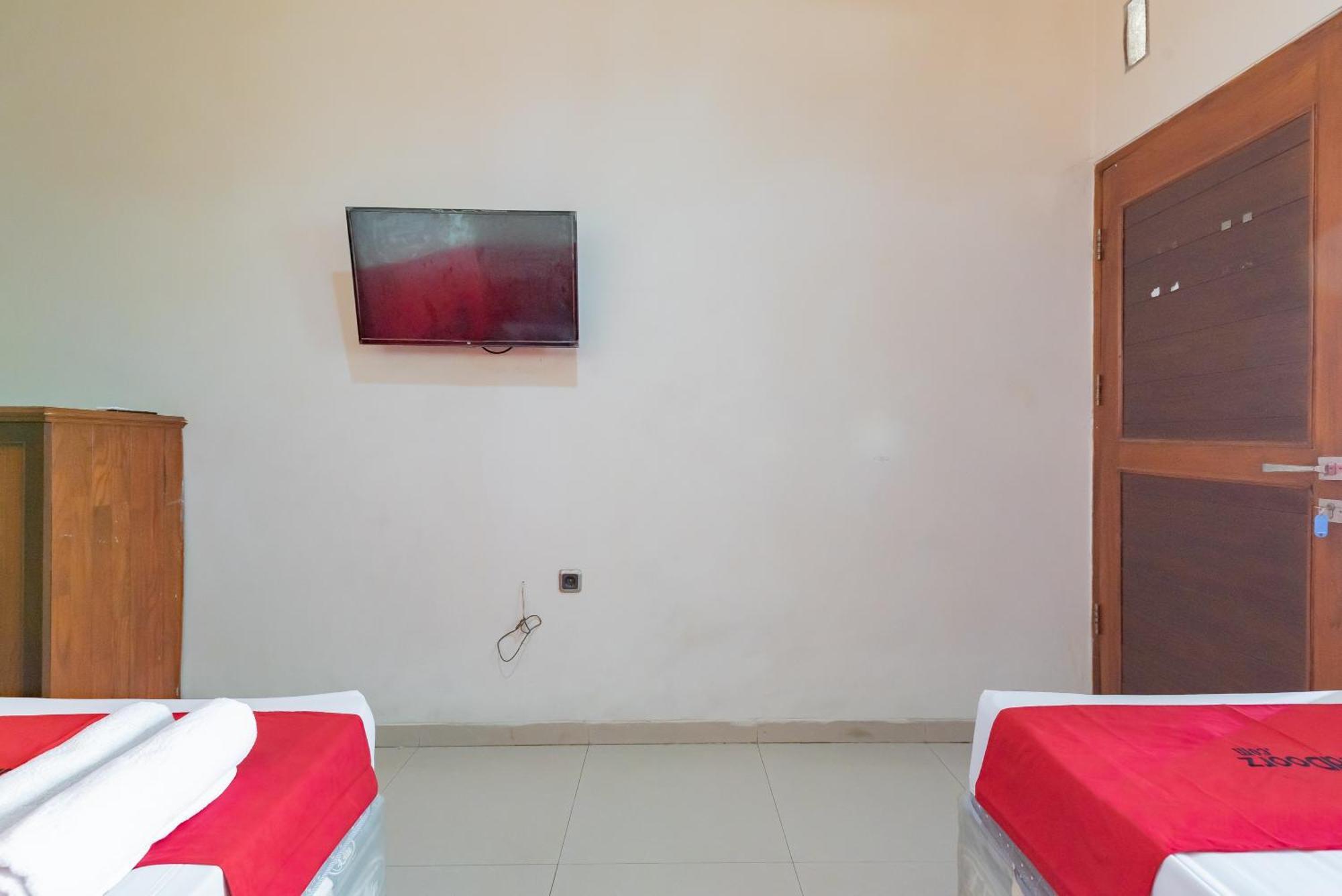 Hotel RedDoorz near Pasar Pagi Cirebon 2 Zewnętrze zdjęcie