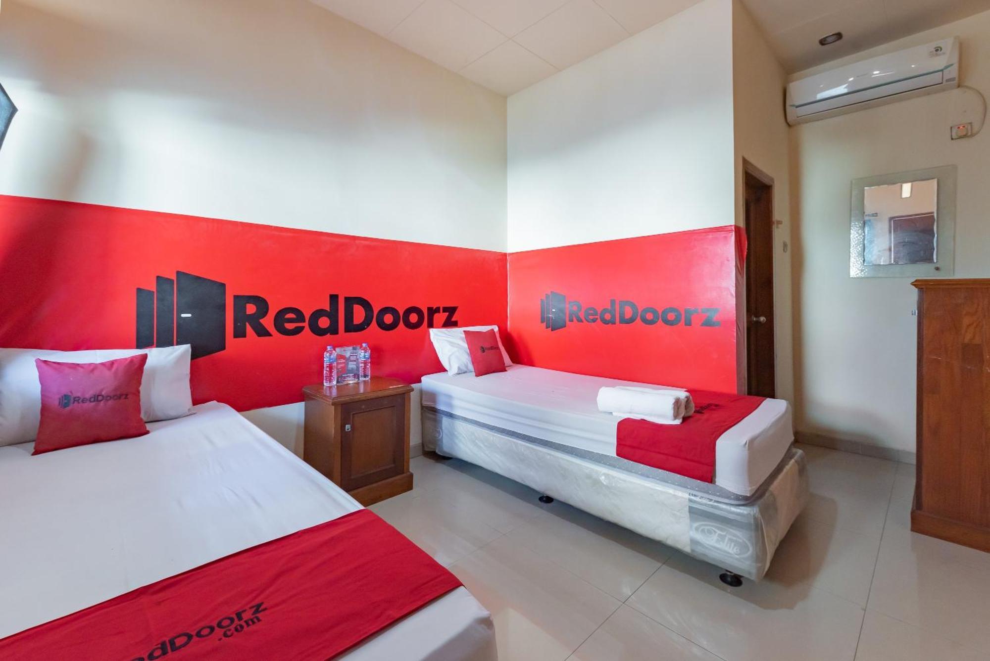 Hotel RedDoorz near Pasar Pagi Cirebon 2 Zewnętrze zdjęcie