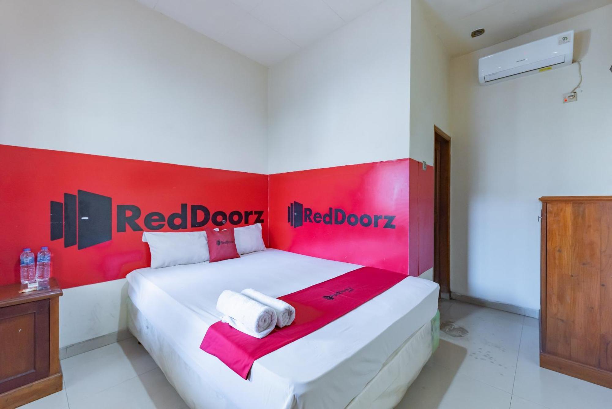 Hotel RedDoorz near Pasar Pagi Cirebon 2 Zewnętrze zdjęcie