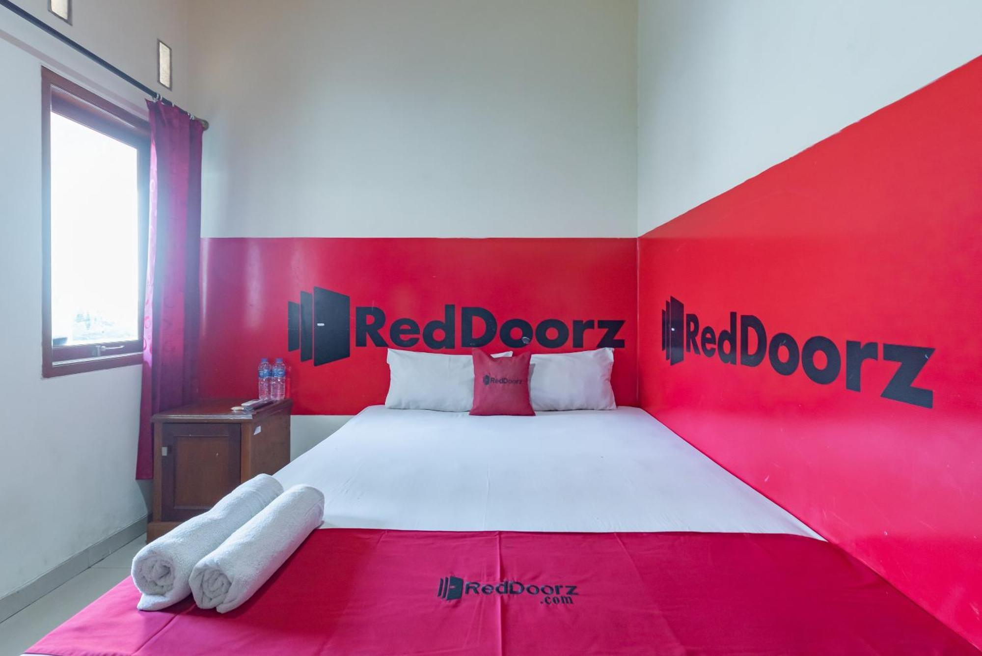 Hotel RedDoorz near Pasar Pagi Cirebon 2 Zewnętrze zdjęcie