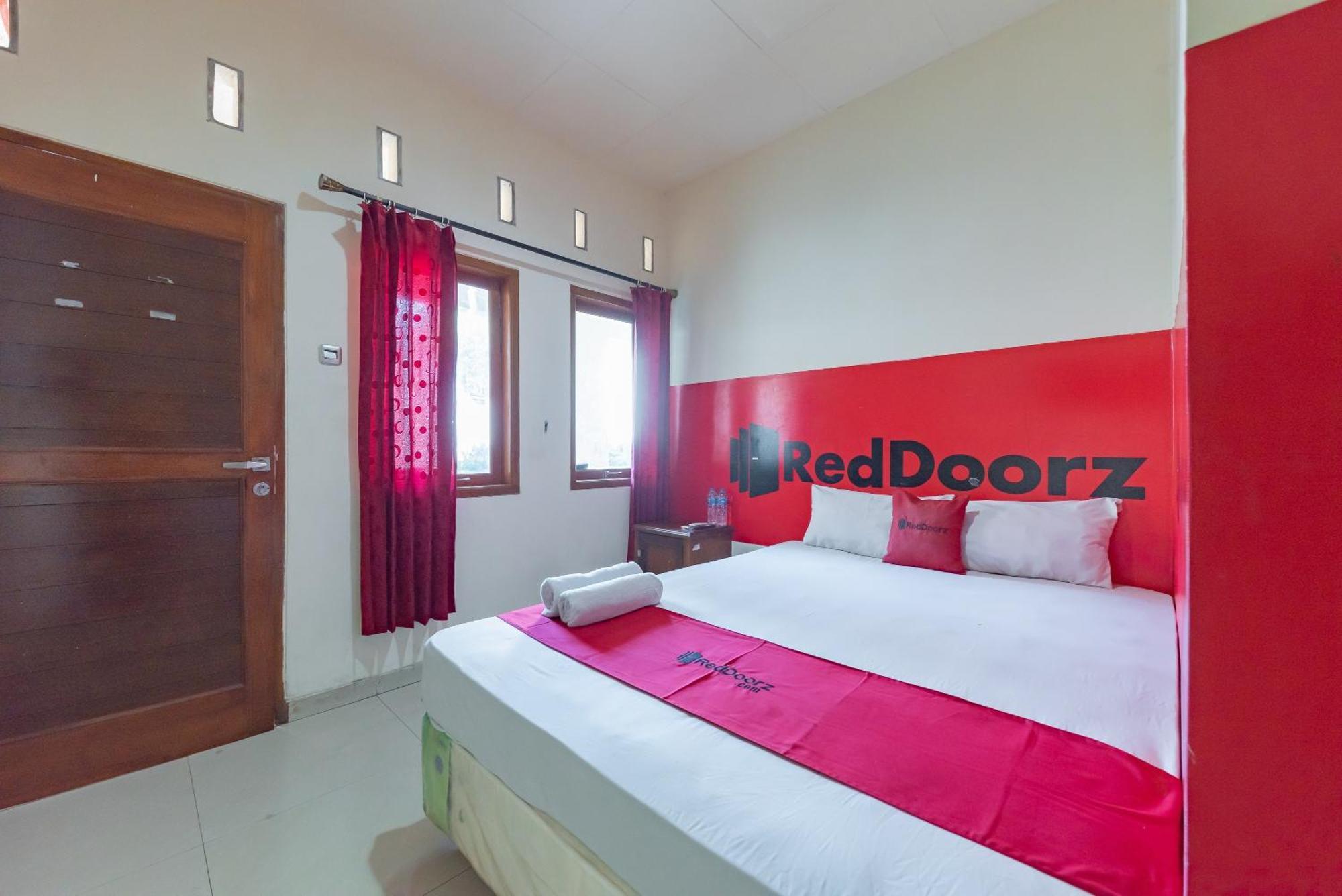 Hotel RedDoorz near Pasar Pagi Cirebon 2 Zewnętrze zdjęcie