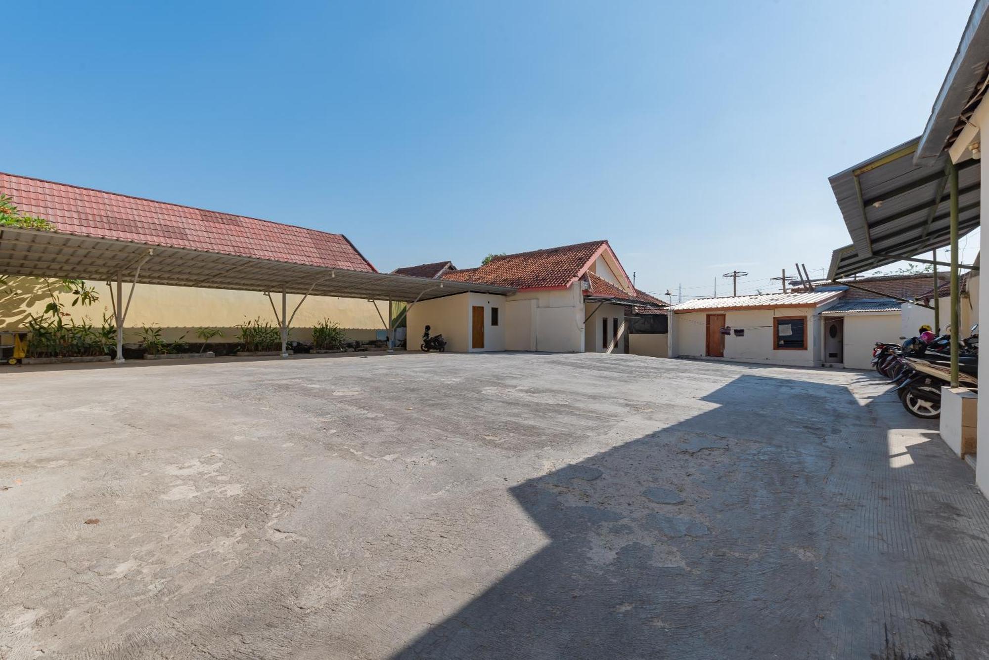 Hotel RedDoorz near Pasar Pagi Cirebon 2 Zewnętrze zdjęcie