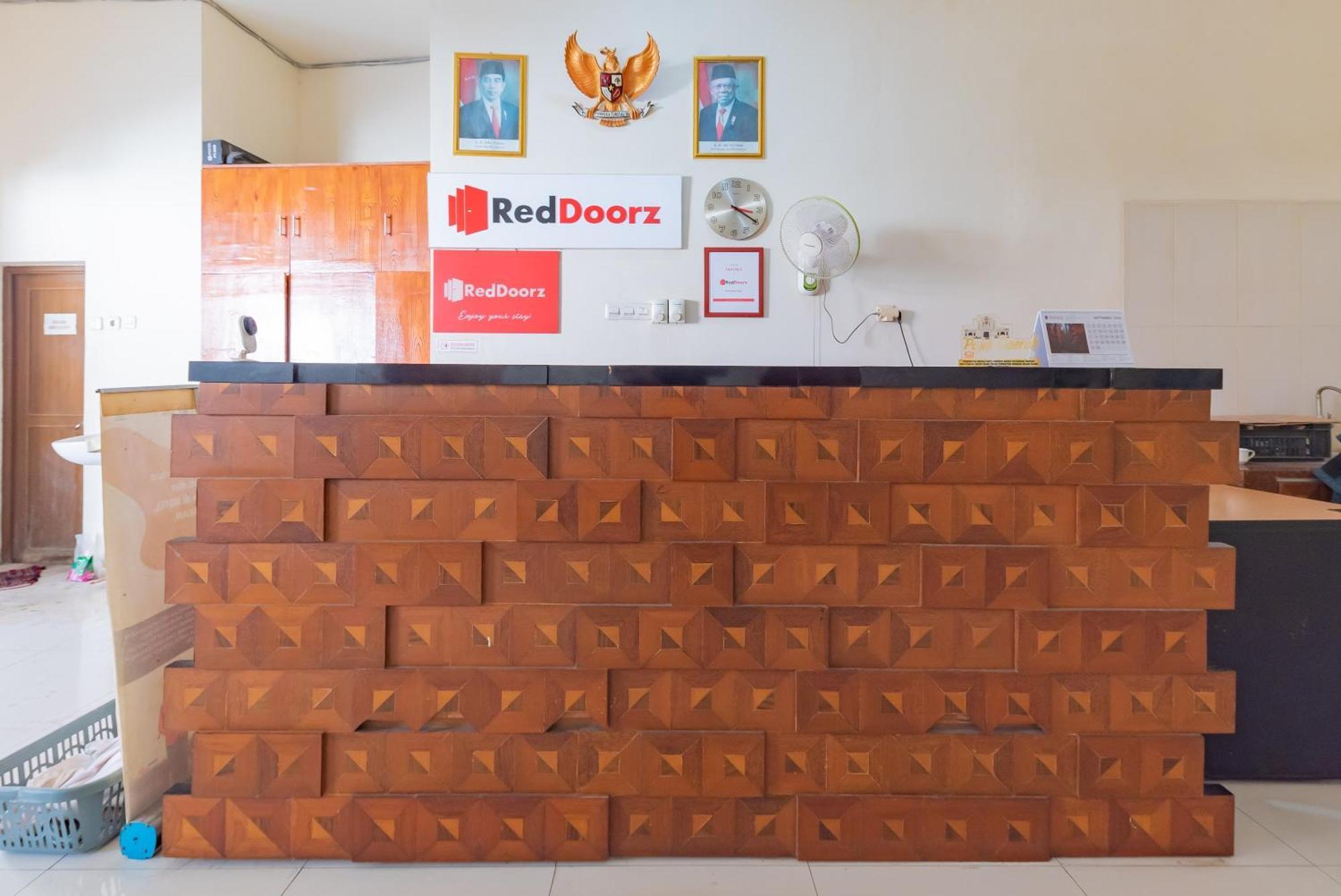 Hotel RedDoorz near Pasar Pagi Cirebon 2 Zewnętrze zdjęcie