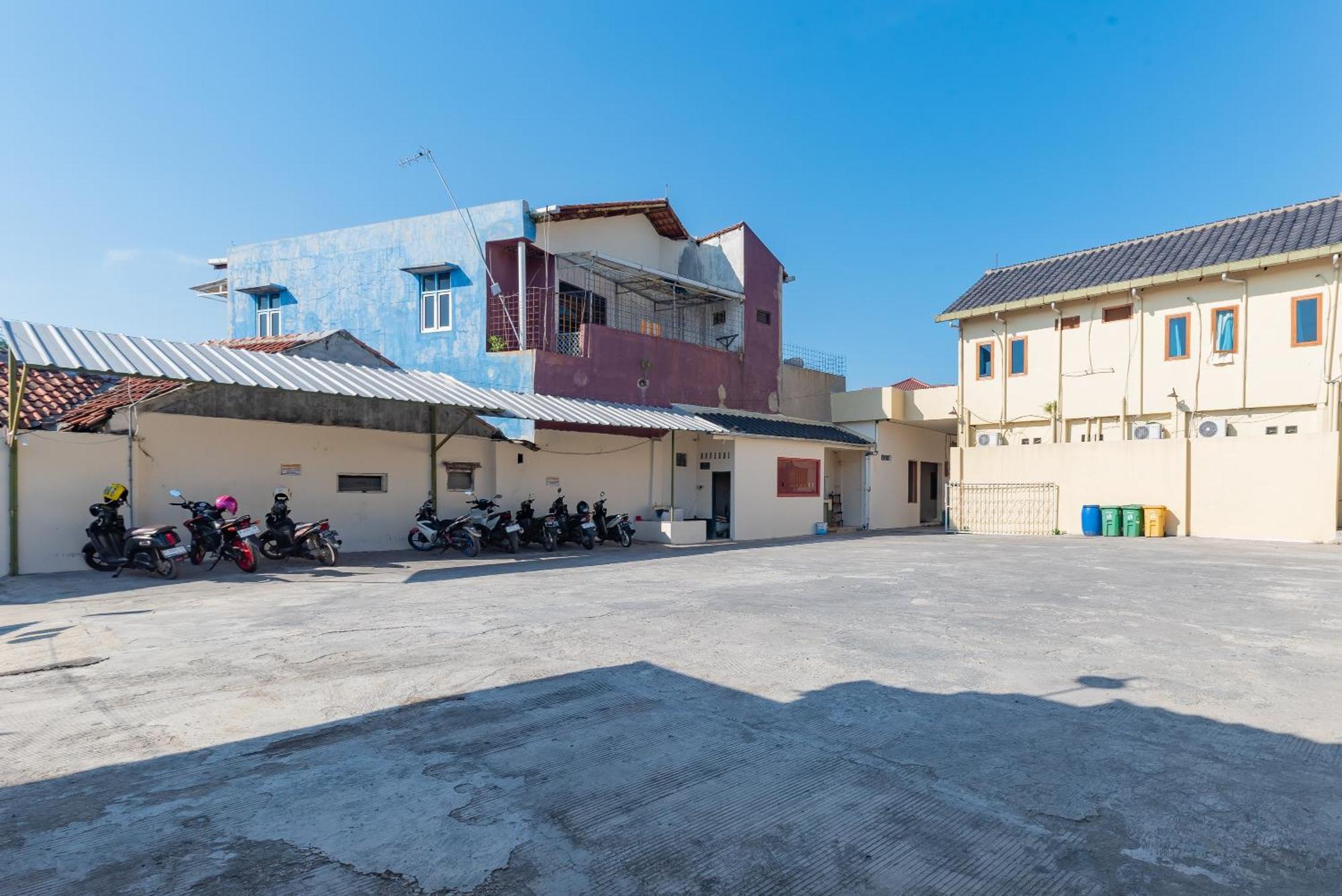 Hotel RedDoorz near Pasar Pagi Cirebon 2 Zewnętrze zdjęcie