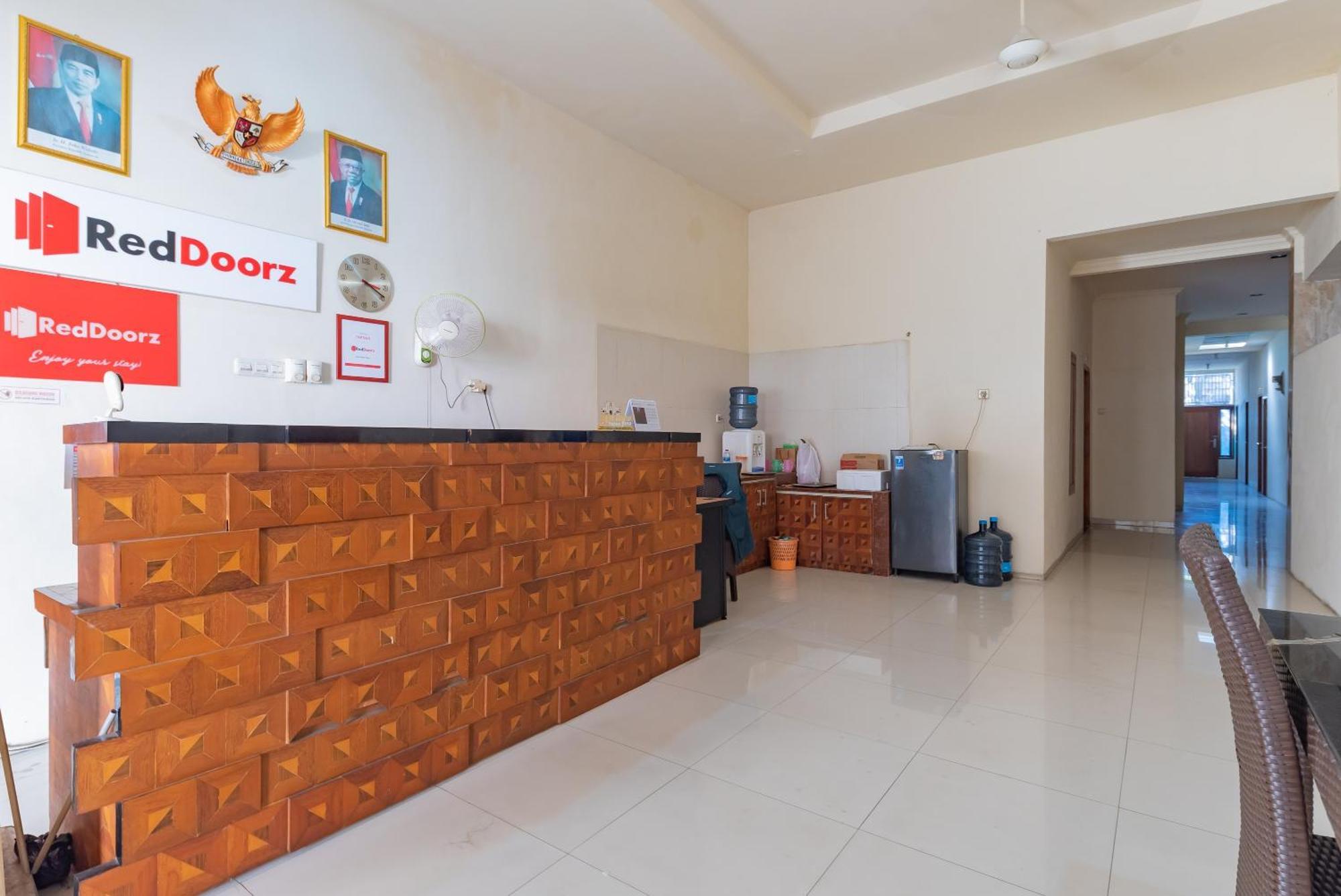 Hotel RedDoorz near Pasar Pagi Cirebon 2 Zewnętrze zdjęcie